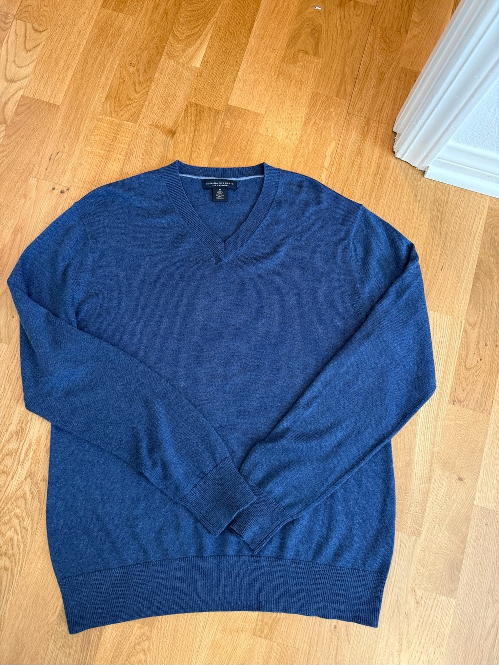 Banana Republic Men's Silk and Cashmere V-Neck Sweater - Navy Blue
